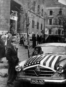 Amerikai zászlóval borított autó az Iparművészeti Múzeum előtt  