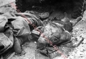 Halott katonák a járdán