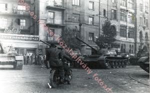 Egyenruhás motorosok tankok között a Móricz Zsigmond körtéren